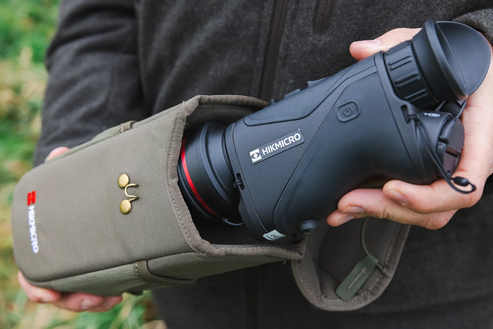 HIKMICRO CONDOR 2.0 termisk spotter holdes over sin opbevaringstaske