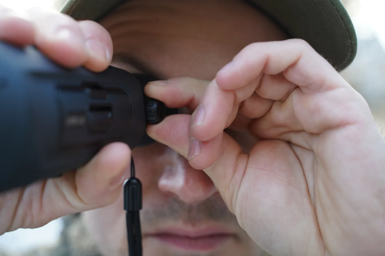 HIKMICRO LYNX 2.0 termisk spotter betjenes under observation