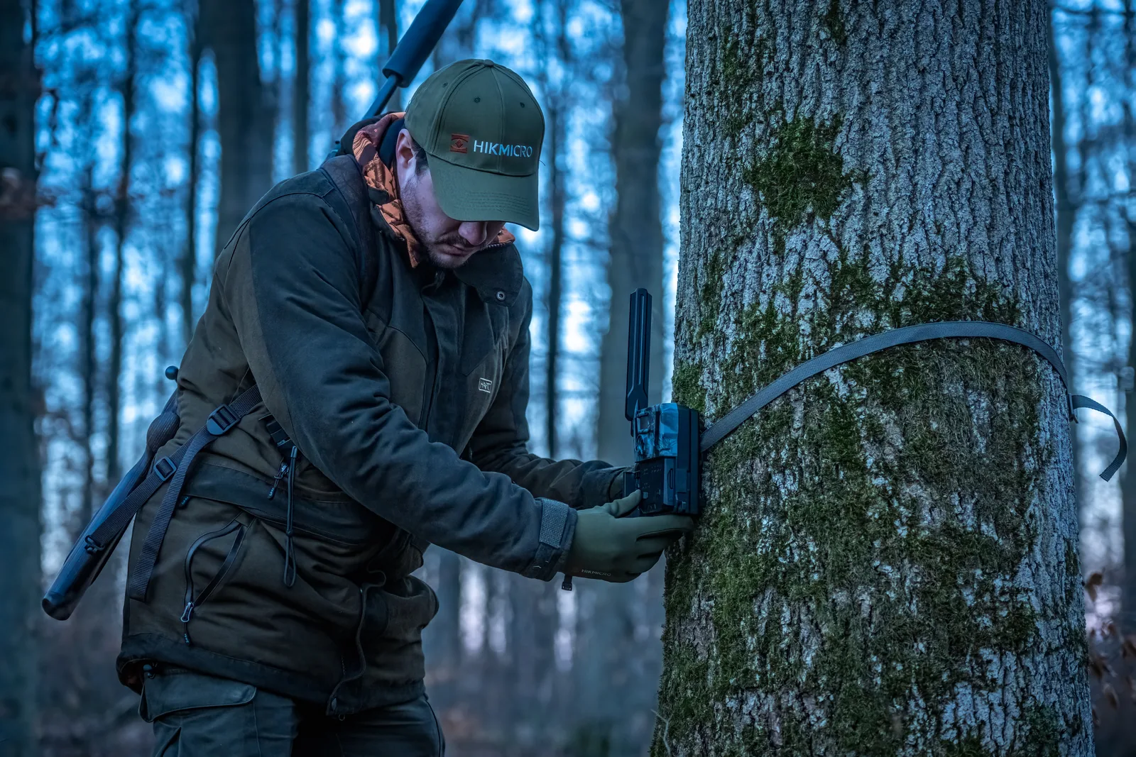 HIKMICRO M15 4G-vildtkamera monteres på et træ i skoven