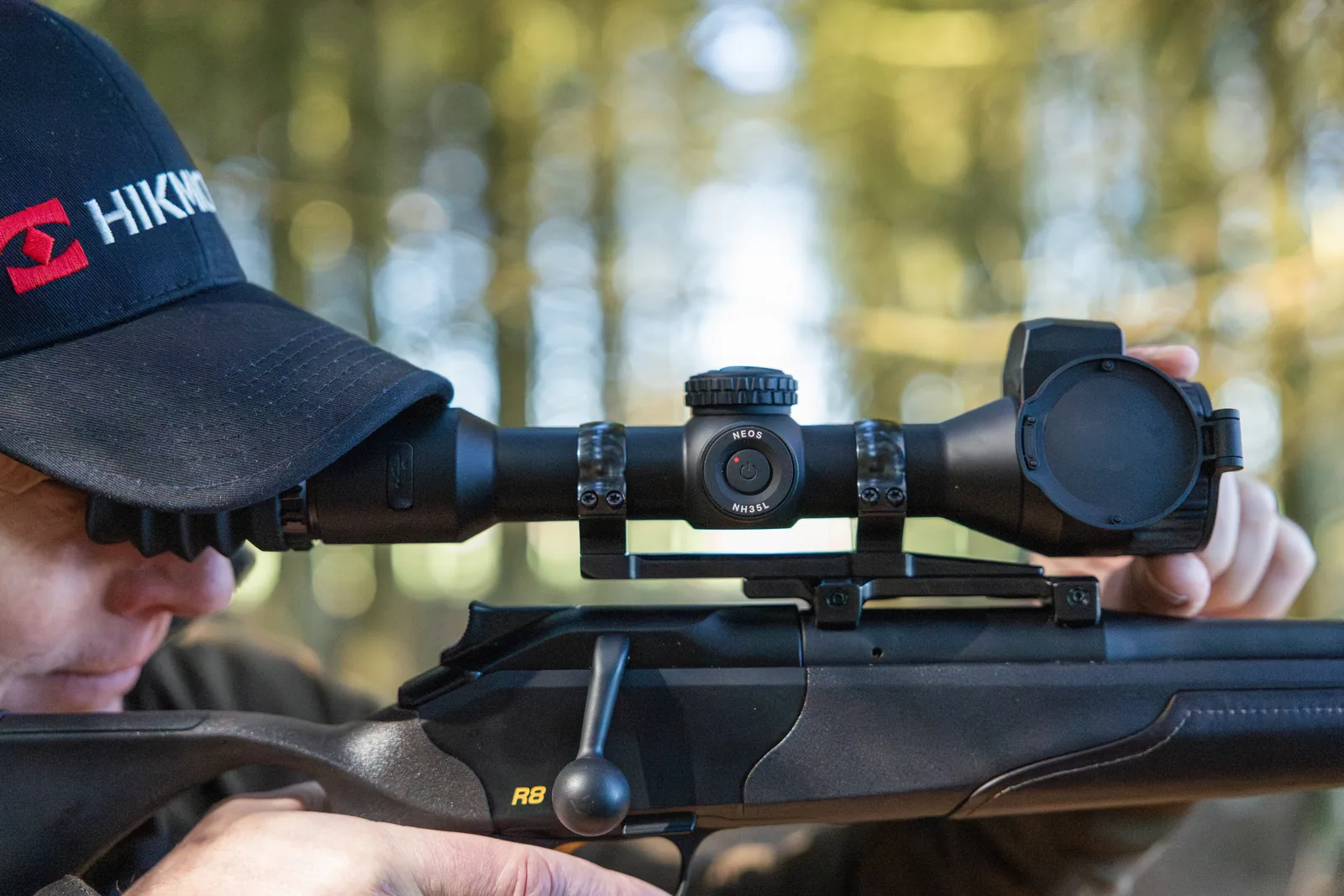 HIKMICRO NEOS NH35L termisk sigtekikkert set fra siden i skoven
