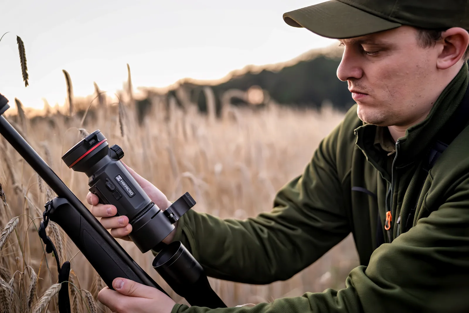 HIKMICRO THUNDER 3.0 termisk clip-on monteres foran en sigtekikkert