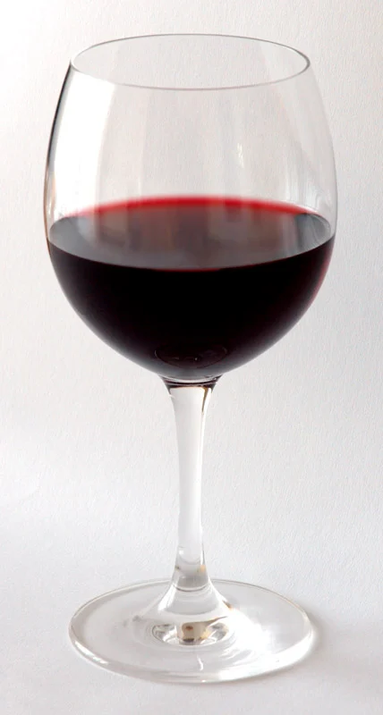 Glas med rødvin som illustration til valg af vin til vildt